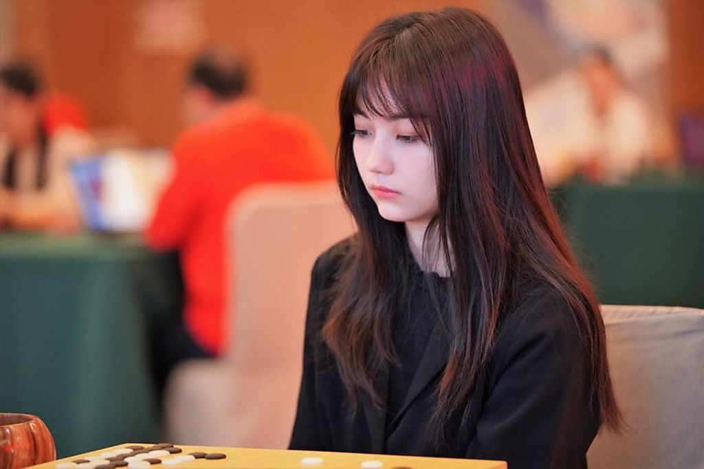 「圍棋女神」被日媒封為「千年一遇美女棋士」。(圖/黑嘉嘉 臉書)