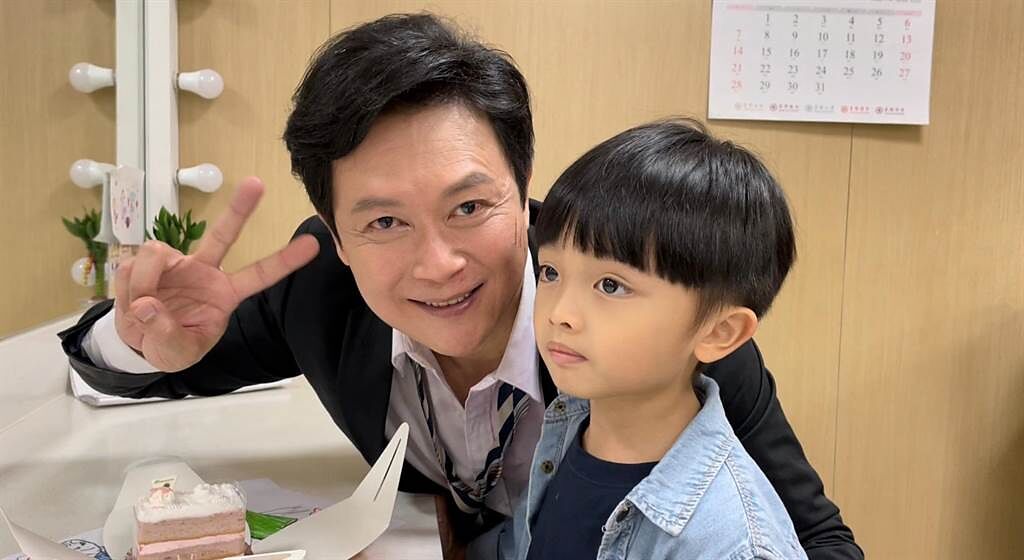 王燦表示第一次有童星幫他過父親節，讓他很感動。（民視提供）