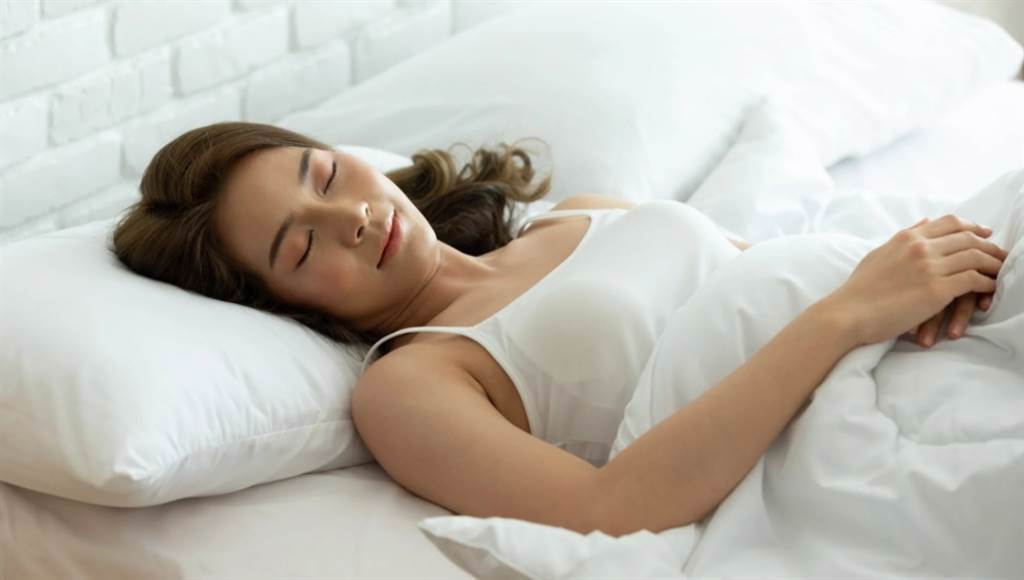 早睡才能讓肝臟良好排毒。(示意圖/Shutterstock)

