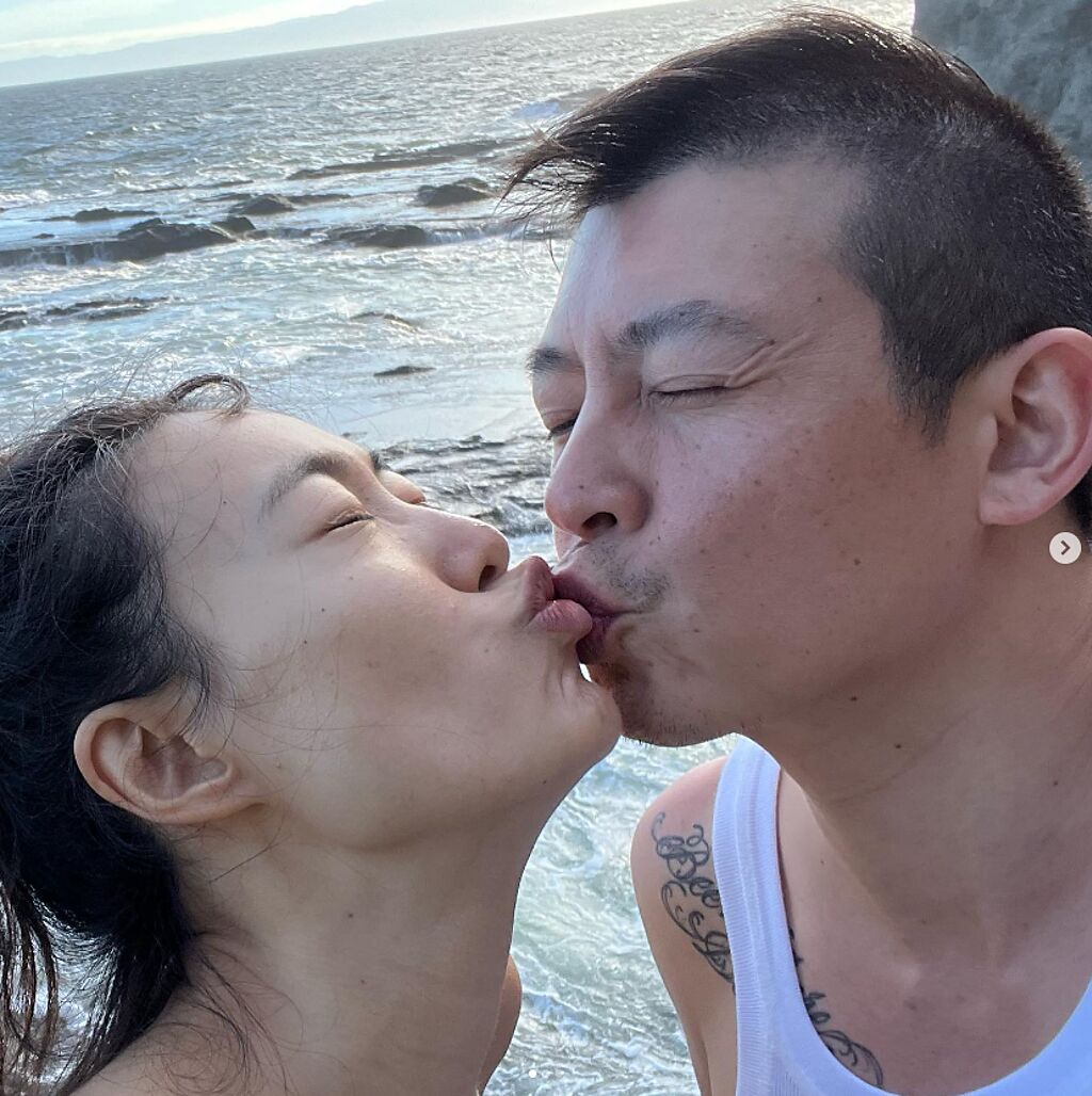 陳冠希公開和秦舒培的海邊熱吻照，向她告白：「愛到永遠。」（圖／IG@陳冠希）