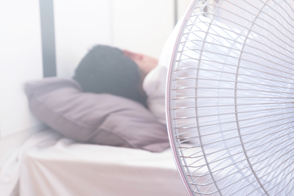 睡覺風扇對吹容易使筋骨受風寒，使得隔日感到身體不適。(示意圖/翻攝自達志影像)
