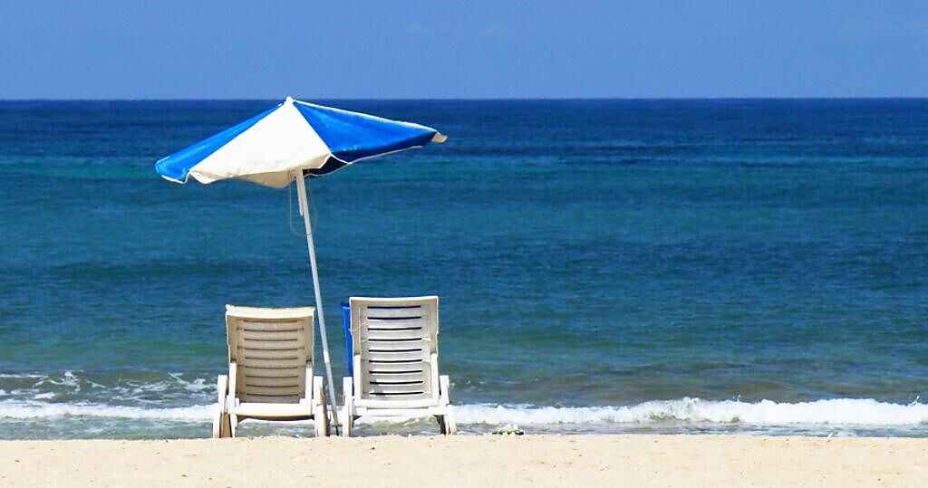 一名63歲女子到沙灘上遊玩，沒想到突然有一把被大風吹起的海灘遮陽傘朝她飛過來，且還直接刺進她的胸口。（示意圖／pixabay）