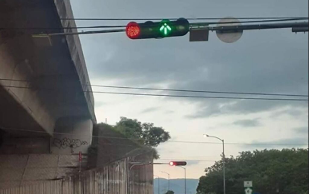 網友納悶直行綠燈亮起，匝道的紅燈也亮，不知該怎麼通行。(翻攝自爆廢公社)