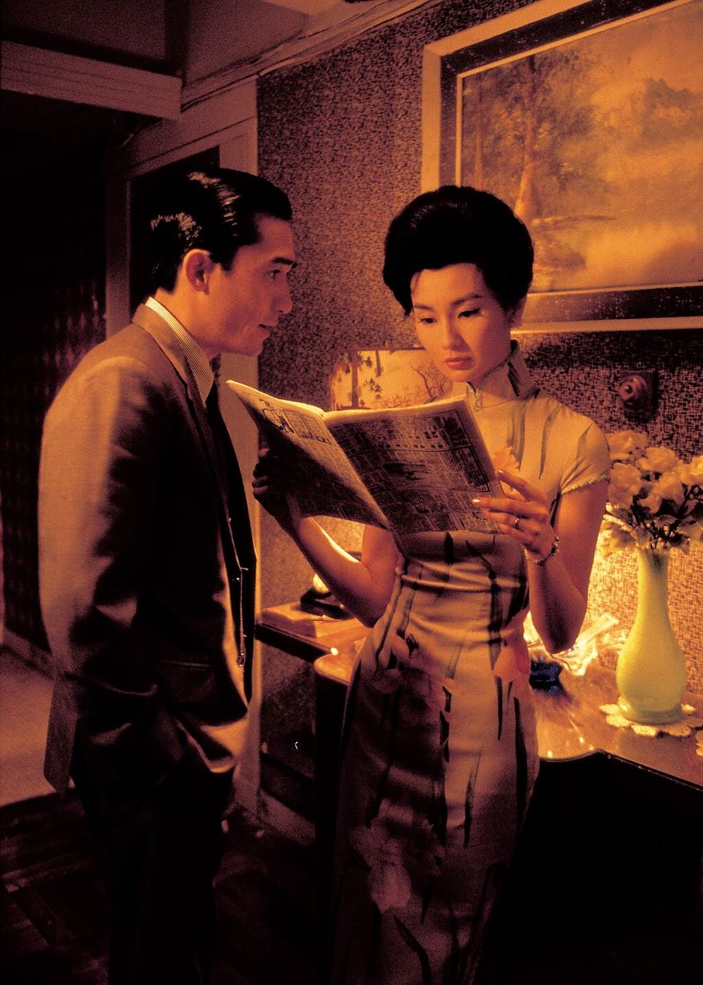 梁朝偉（左）、張曼玉主演《花樣年華》電影氛圍絕美浪漫。（CATCHPLAY提供）