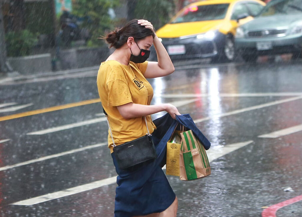氣象局提醒明後兩天大台北、中南部地區及各山區須注意午後雷陣雨。（示意圖/本報系資料照）