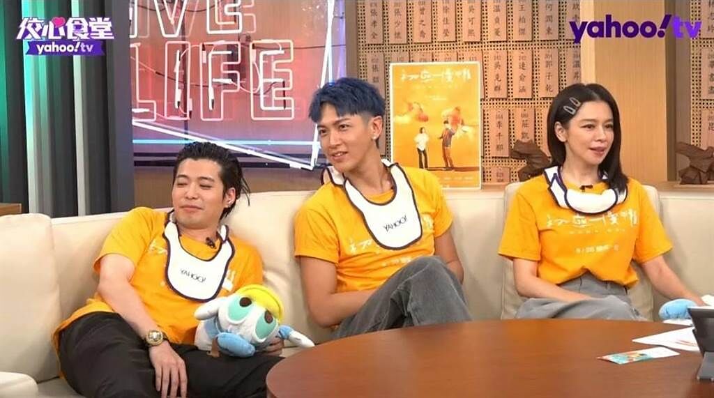 侯彥西（左起）、柯震東、徐若瑄宣傳電影《初戀慢半拍》。（Yahoo TV提供）