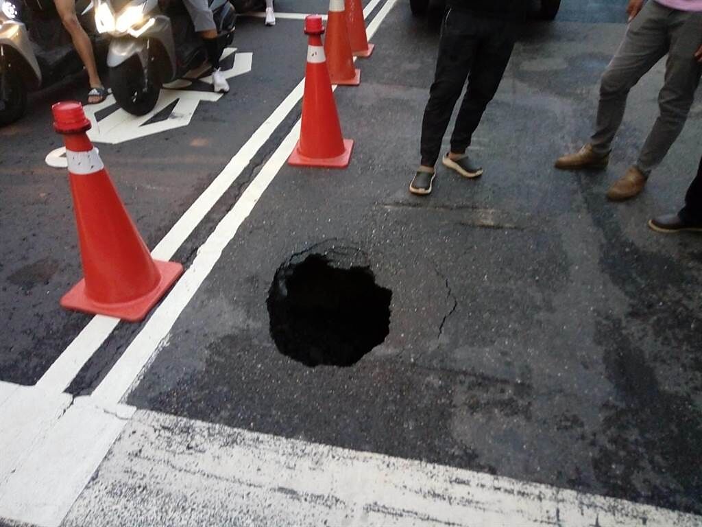 台南市南區突然塌陷的坑洞約有籃球框大小，整顆輪胎深度。（讀者提供／程炳璋台南傳真）