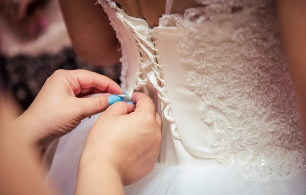 新娘穿露背婚紗引網友不同看法。(示意圖/翻攝自pexels)