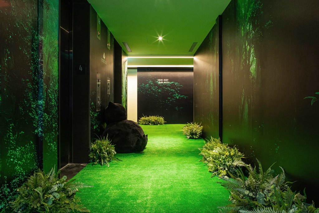 台北金普頓大安酒店與INVINCIBLE特別將4樓主題樓層以草皮與草叢裝飾打造成寶可夢生活的叢林。