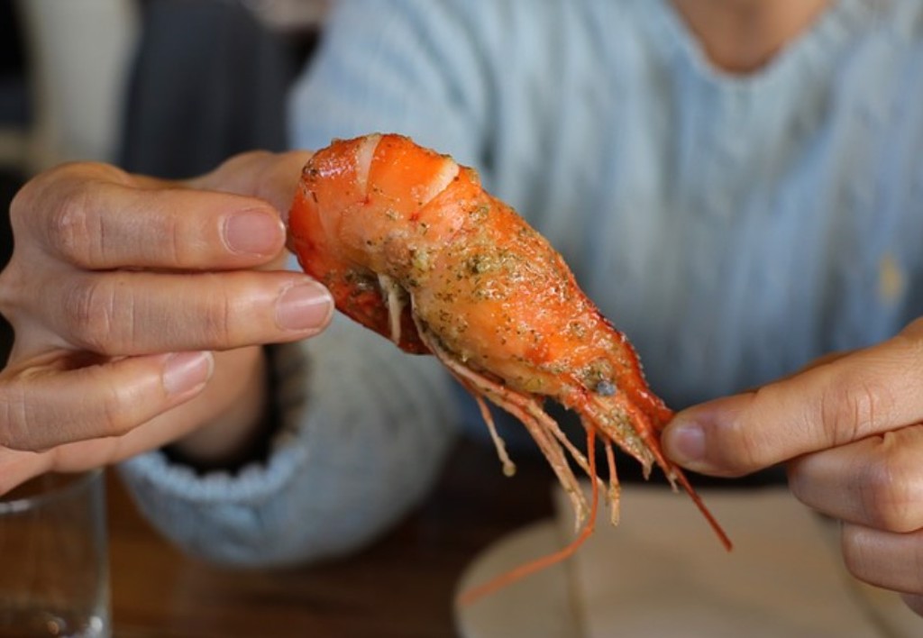 人妻分享一家吃蝦子小插曲，也讓眾人看出一家相處間的關係。(示意圖/翻攝自Pixabay)