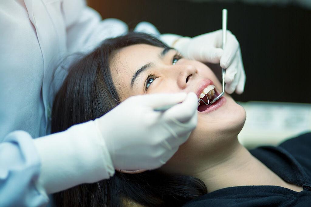 牙醫師葉昭孝指出，洗牙只能去除牙結石，並不能美白牙齒，也無法治療中重度牙周病。(示意圖/達志影像)