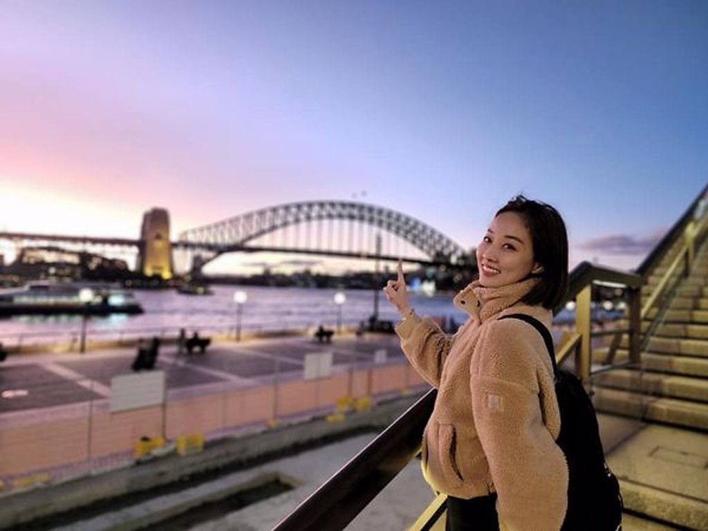 夏語心和港灣大橋拍照，留下傍晚的落日美景。(圖/夏語心 FB)