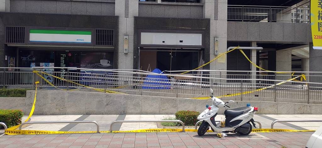 LIVE》艾成墜樓現場直擊，蘆洲捷運站旁警急拉封鎖線。