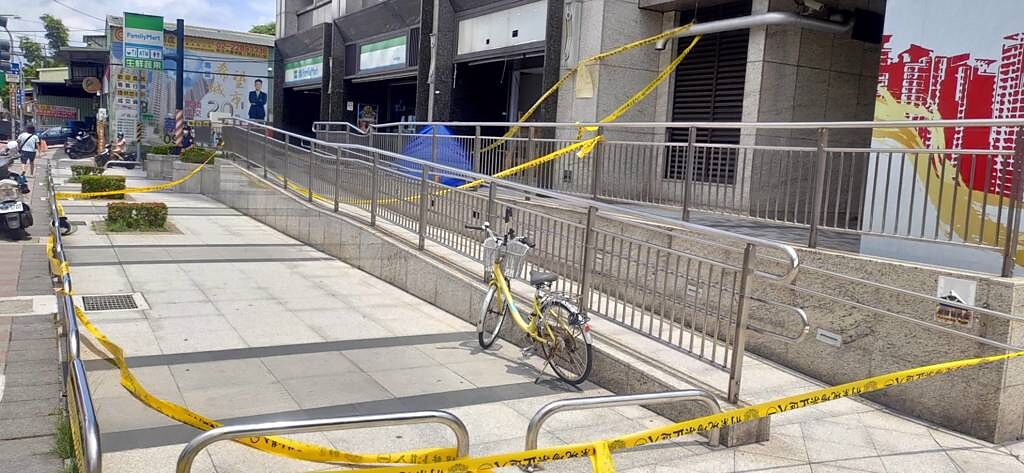 LIVE》艾成墜樓現場直擊，蘆洲捷運站旁警急拉封鎖線。