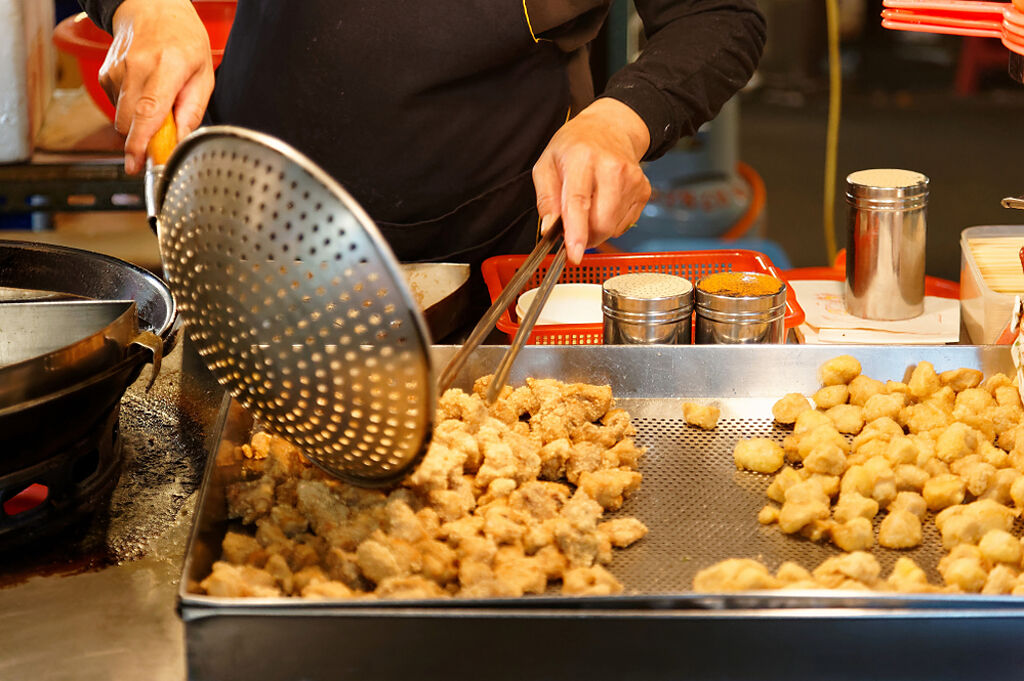 台灣街頭小吃鹹酥雞深受民眾喜愛。（圖／shuttetstock）