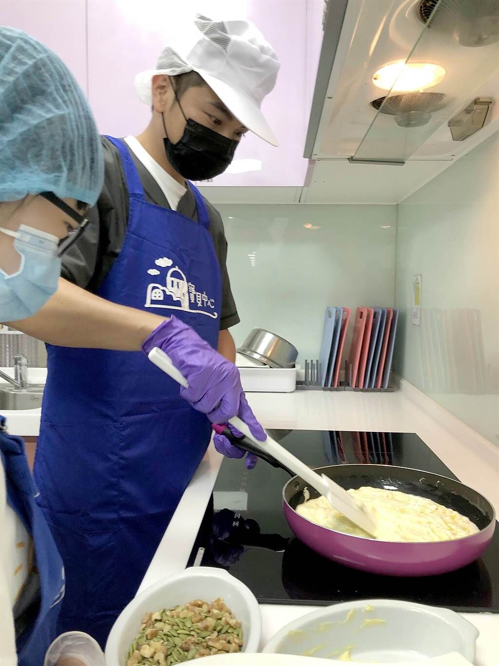 楊銘威製作雪Q餅的過程中，負責指導的小綺(化名) 對細節的堅持，讓他完全不敢鬆懈。（TVBS提供）