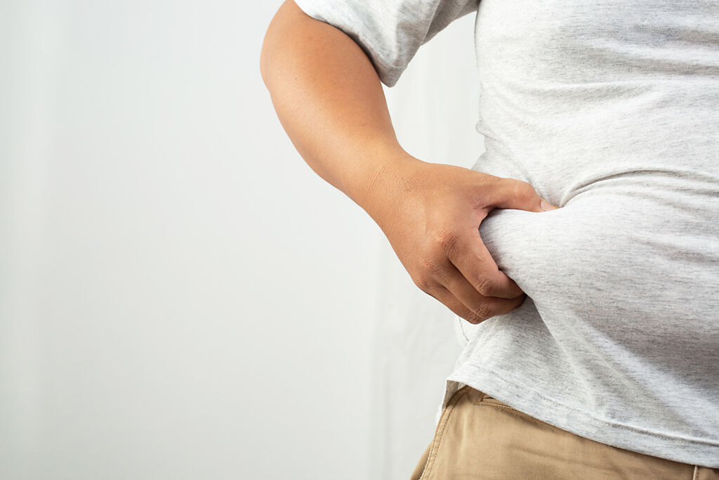 大腸癌有年輕化趨勢，醫師表示，統計發現，與中廣型肥胖的代謝症候群明顯相關。（示意圖／Shutterstock）