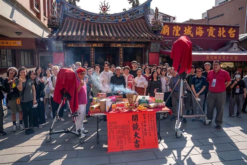 《車頂上的玄天上帝》日前於迪化街的台北霞海城隍廟舉行開鏡儀式。(甲上娛樂提供