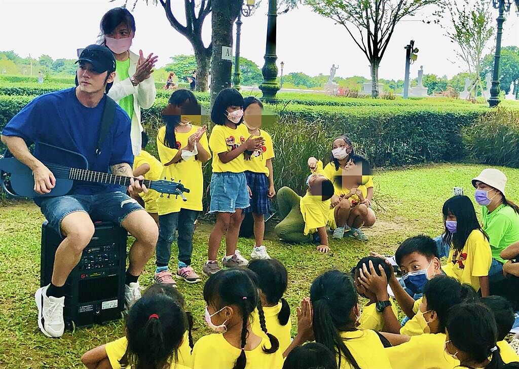 張傑應恆春基督教醫院之邀南下陪孩童唱歌。（翰森娛樂提供）