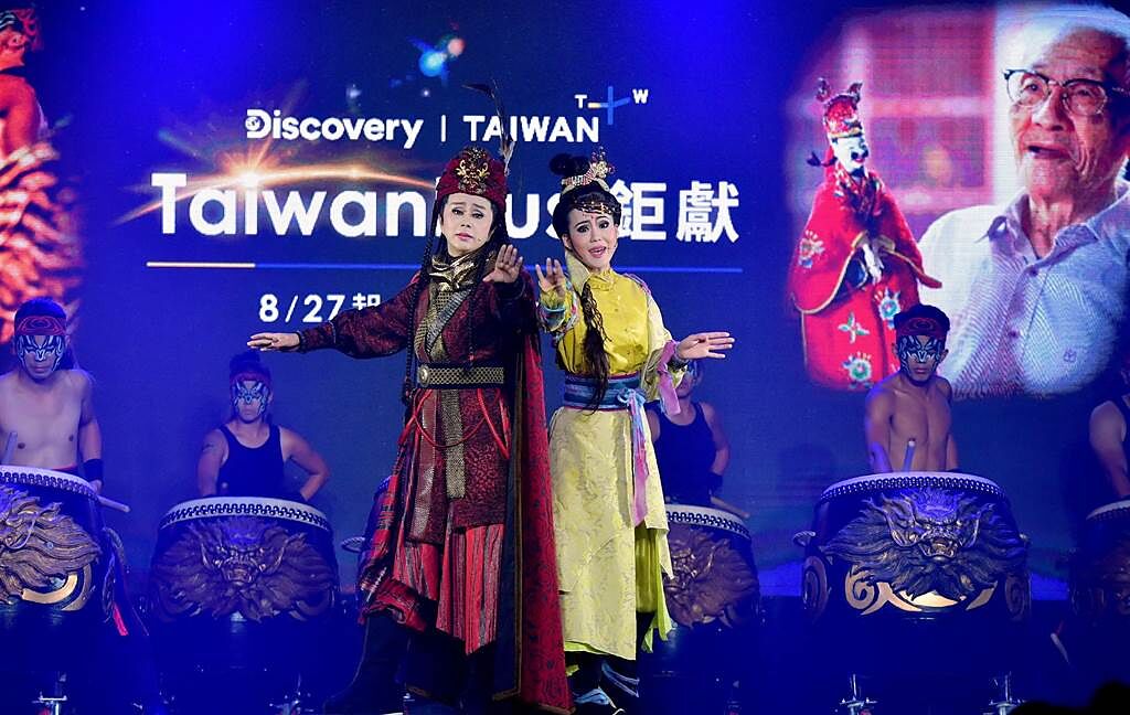 孫翠鳳（左）與女兒陳昭婷的的明華園歌仔戲，將透過Discovery頻道推廣到全世界。（Discovery提供）