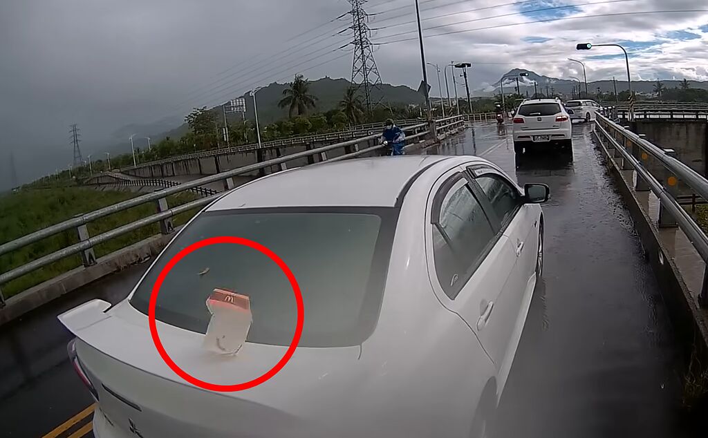 1名機車騎士日前撞見前方1輛轎車隨意扔垃圾，對方打開車窗大力朝外丟紙盒，騎士最後看不下去上前撿起垃圾「丟到行李箱上」。（翻攝自YouTube）