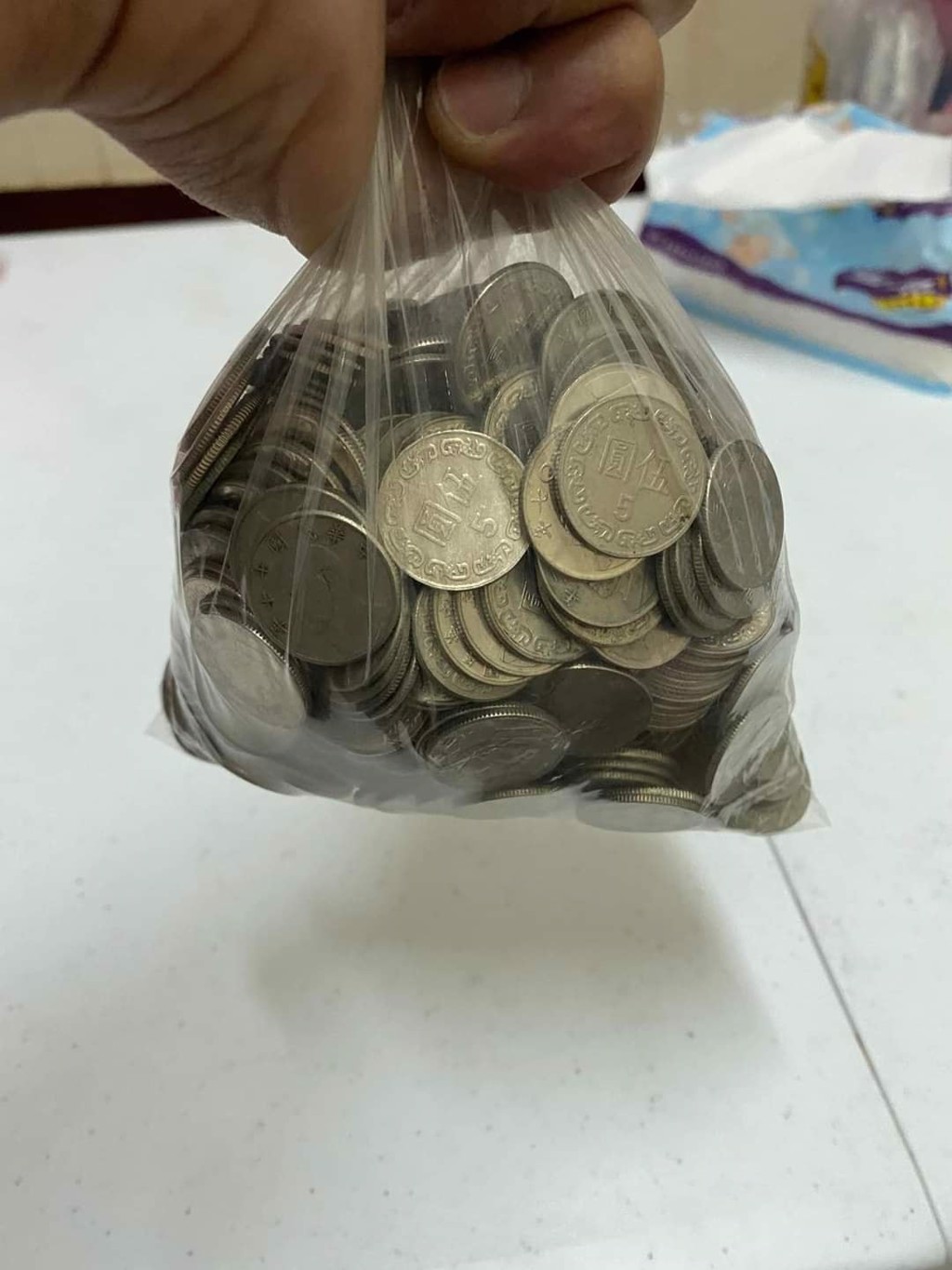 原PO的老婆將紙鈔全換成硬幣。(圖/翻攝自「爆廢公社公開版」)