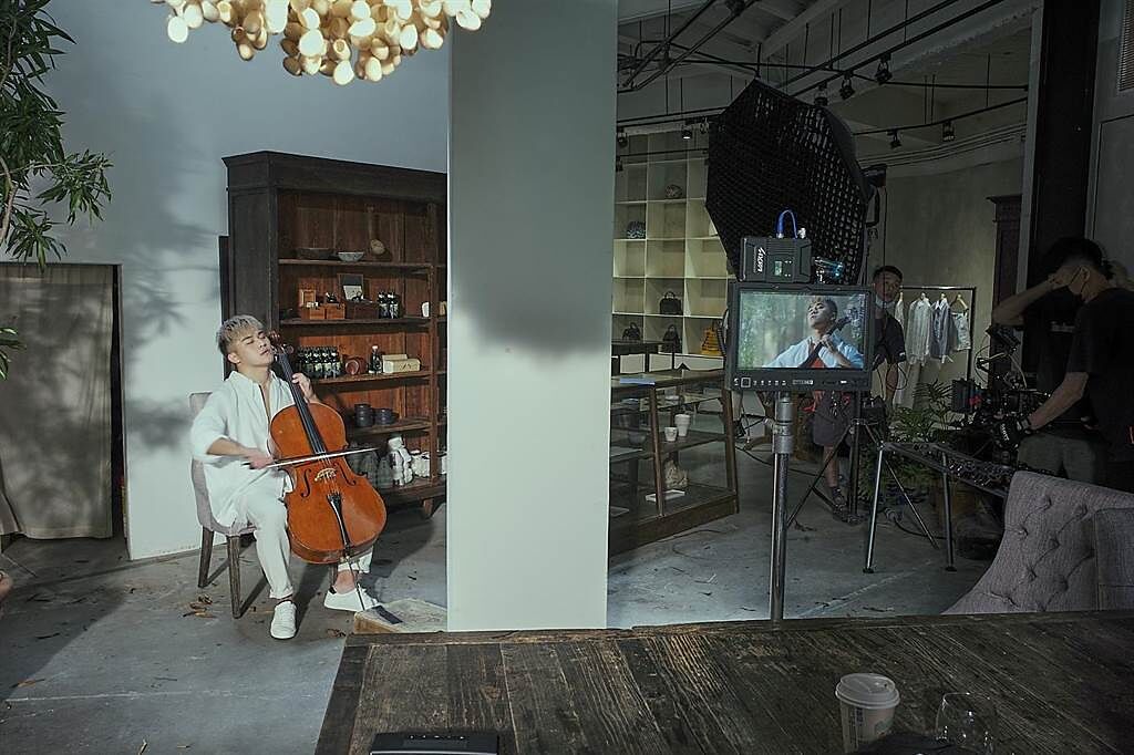 劉亮延日前拍攝新歌MV，展現大提琴才華。（捌拾貳拾娛樂提供）