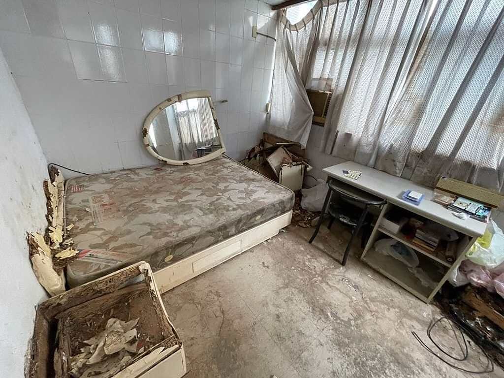 1名網友在租屋網發現1間台北市的套房，月租要加1萬2，但房間照片相當驚人，床板和櫥櫃全部破敗不堪，整間房佈滿厚厚灰塵，陰森感十足。（翻攝自臉書「爆廢公社」）