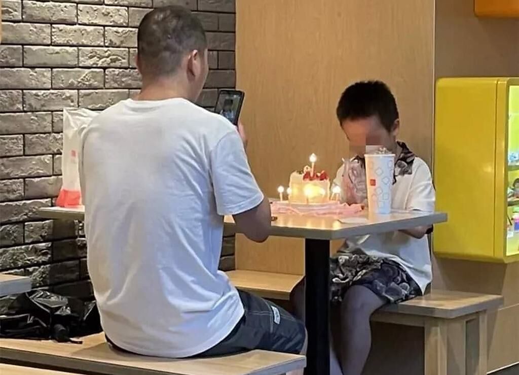 一對父子在麥當勞慶生的照片，挨酸太寒酸，引起網友熱議。（圖／翻攝臉書粉專「經典語錄」）