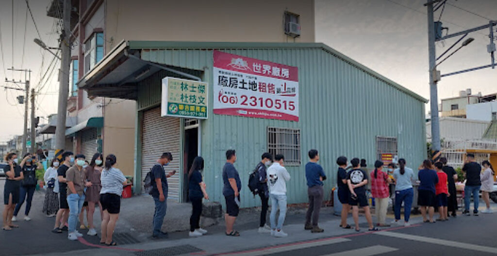 一名男網友表示，位於台南南區灣裡路上，下午都有攤賣炸物的攤車，是在地排隊美食，每份都是銅板價，最貴大份脆肉也才50元。（圖／翻攝自google map）