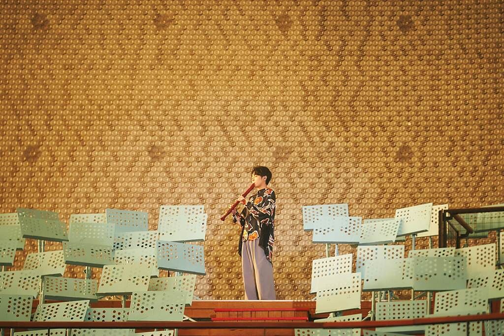 吳青峰昨晚於二樓高台演奏木笛出場。（環球音樂提供）
