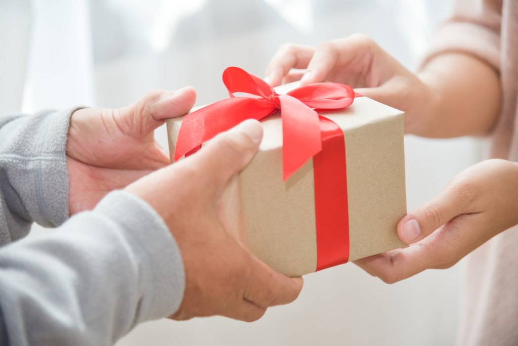 原PO女友因買倫飛大賺，主動提送昂貴禮物。(示意圖/翻攝自Shutterstock)