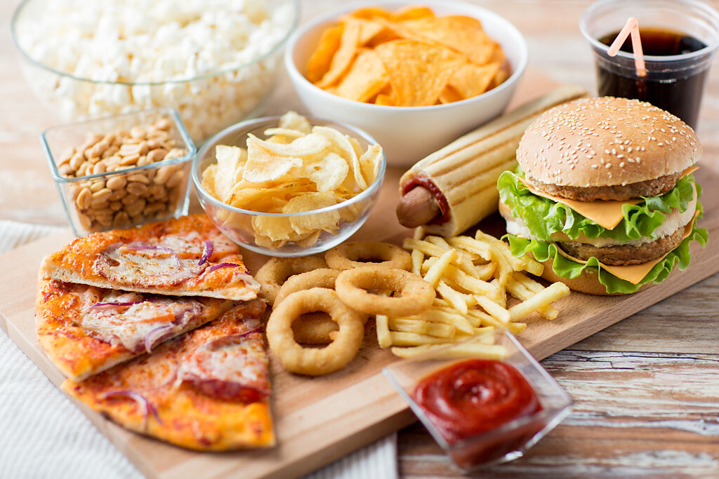 新研究指出，食用過多的超加工食品，不僅可能導致肥胖與慢性病，甚至會影響腦部、導致認知功能下降。