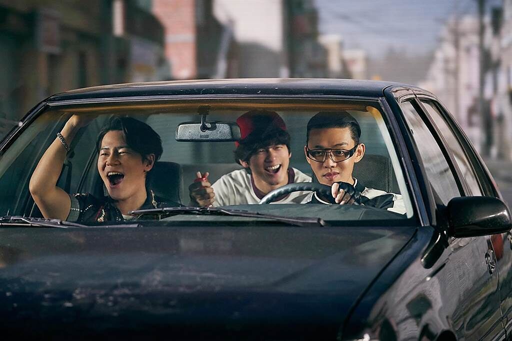 劉亞仁（右起）在《極速首爾》中率領邕聖祐、李奎炯等載著不法資金在首爾飆速賽車。（Netflix提供）