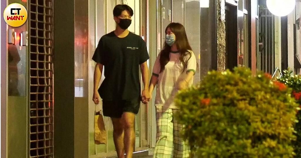 吳姍儒與老公在台北市通化夜市附近散步，她不時深情款款看著老公，感情極好。（圖／本刊攝影組）