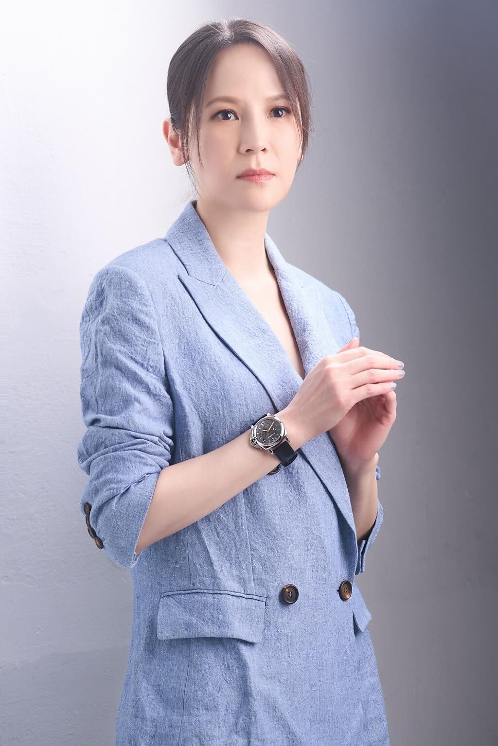 歌后楊乃文以淺藍色套裝搭配Luminor Due精鋼腕表（19萬2000元），簡約造型流露知性品味，完美詮釋歌壇女爵的優雅尊貴。（JOJ PHOTO攝，服裝提供／Brunello Cucinelli）