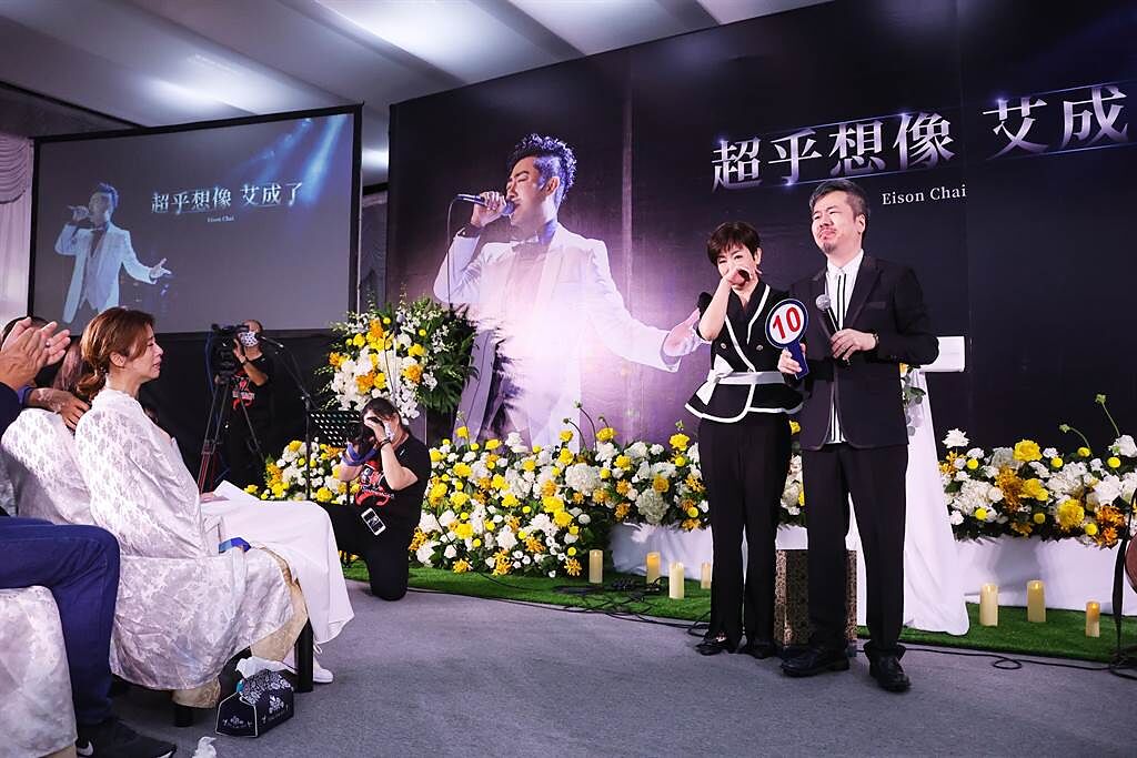 黃國倫、寇乃馨讚艾成是10分的歌手，並擁抱安慰其家人。（羅永銘攝）