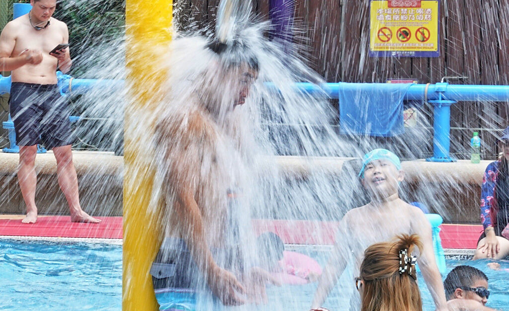 炎炎夏日，不少家長喜歡攜家帶眷玩水消暑。（示意圖／姚志平攝）