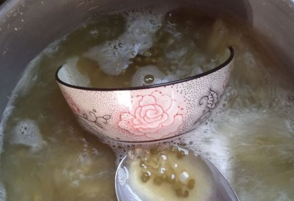 煮綠豆湯丟空碗可以加速綠豆煮熟，千人驚呼長知識了。（圖／臉書家常菜）