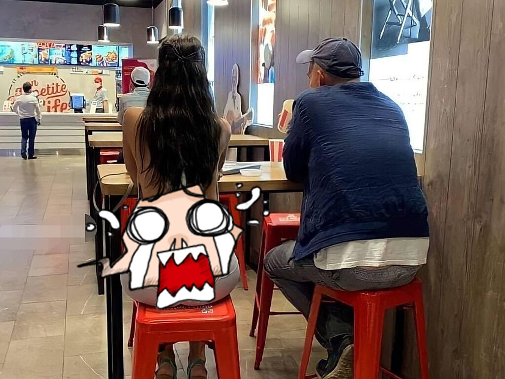 女網友拍下疑似是女兒陪爸爸吃肯德基的照片，然而，這名女兒穿著大膽清涼，引起網有議論紛紛。（翻攝自臉書爆廢公社公開版）