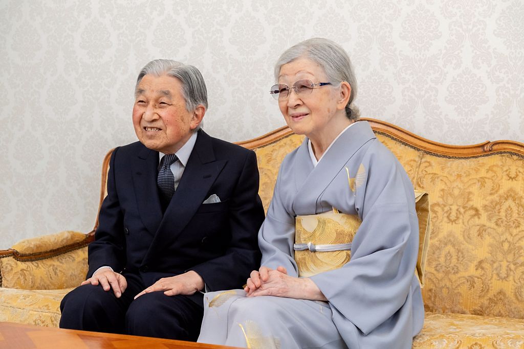 日本明仁上皇和美智子上皇后攝於東京資料照。（宮內廳）