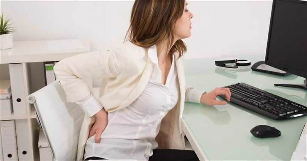 醫師提醒，上班族因繁忙工作，易忘記起身走動，導致下肢深層靜脈血栓。( 示意圖／Shutterstock )