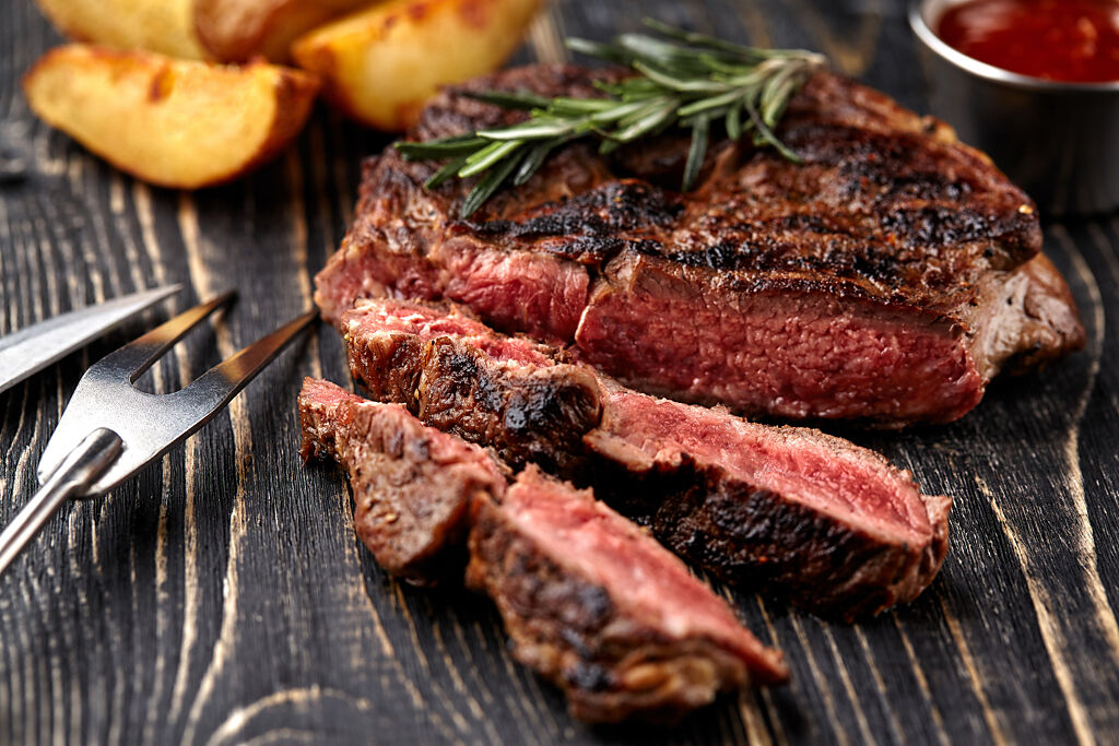 吃了滿是大魚大肉，人體不免覺得腹脹。( 示意圖/ Shutterstock )