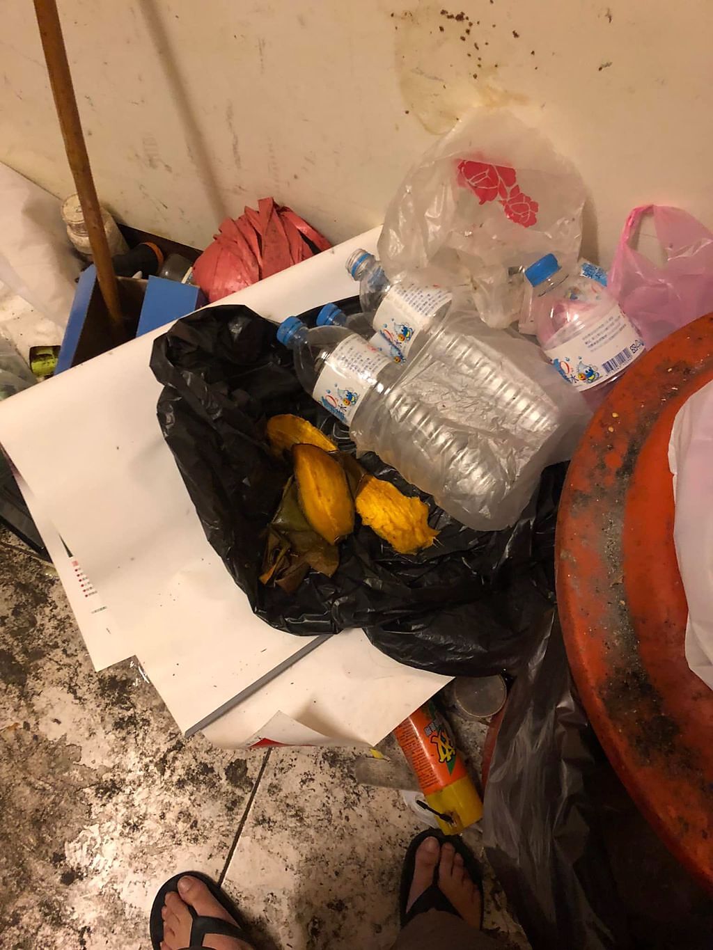 吃完的芒果籽、礦泉水瓶全丟在垃圾桶旁不處理。(翻攝自爆廢公社)