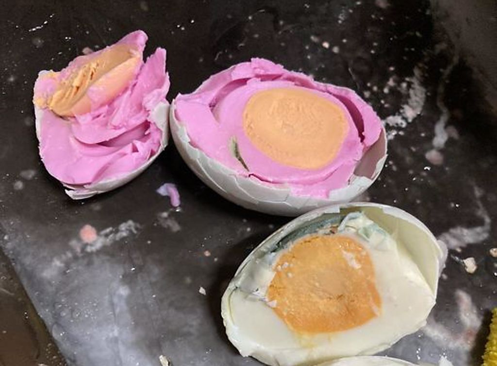 1名網友於臉書發文，她第一次見到粉色的鹹蛋，不知道能不能食用，文章曝光後引起大批網友熱議。