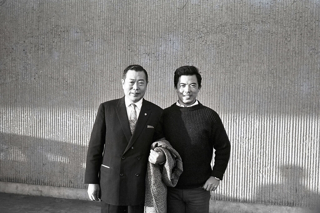 1968年12月24日影星井洪、井淼父子。（圖／中時資料照）