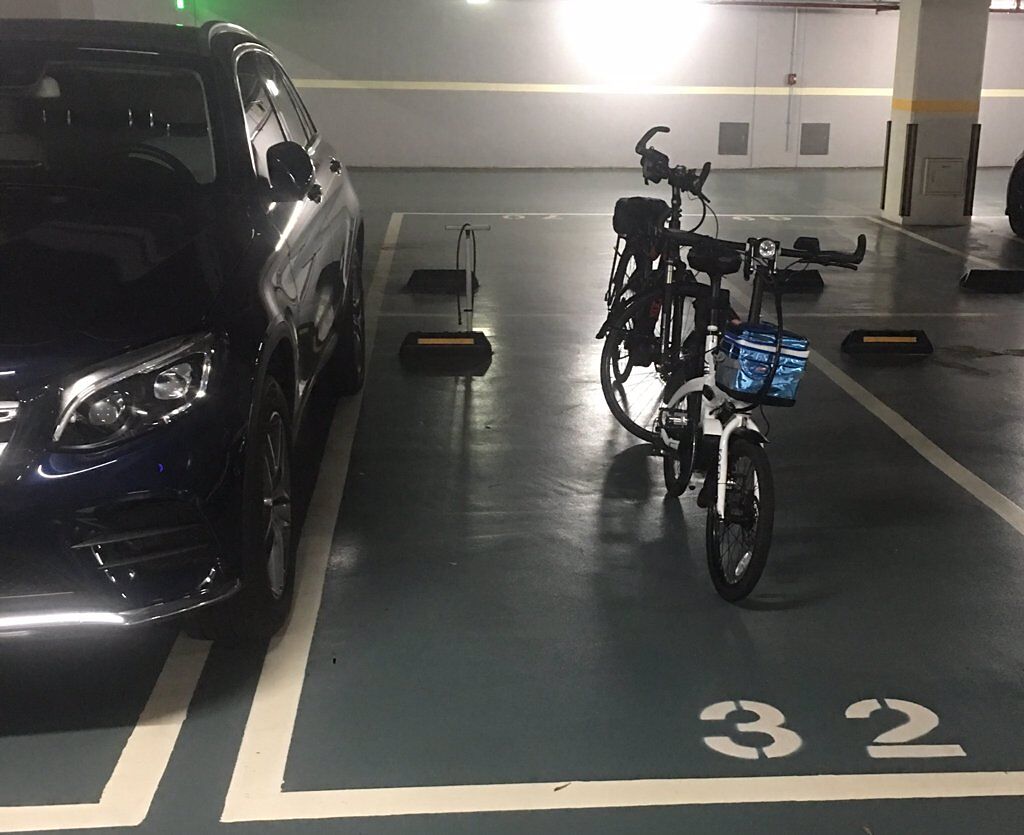 網友在臉書發文表示鄰居買了2個汽車停車位，其中一個只拿來停腳踏車，讓他羨慕不已。(翻攝臉書爆料公社)
