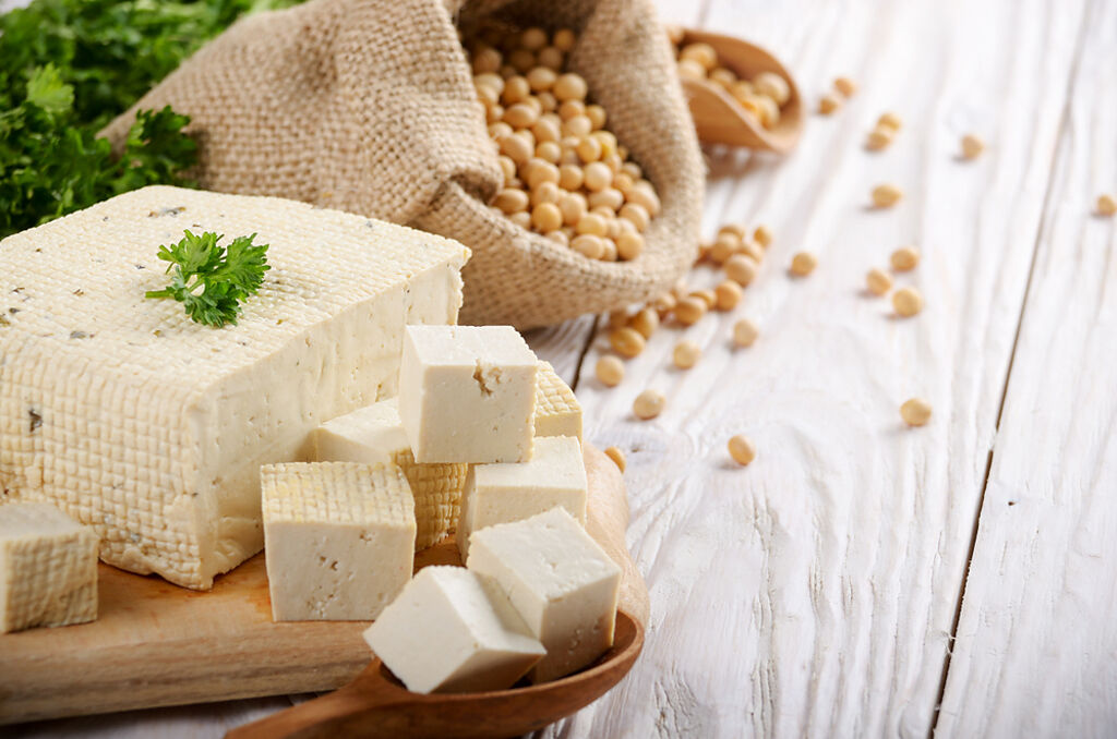 豆腐有豐富植物性蛋白質，且低脂低碳水化合物。(示意圖／Shuttetstock )