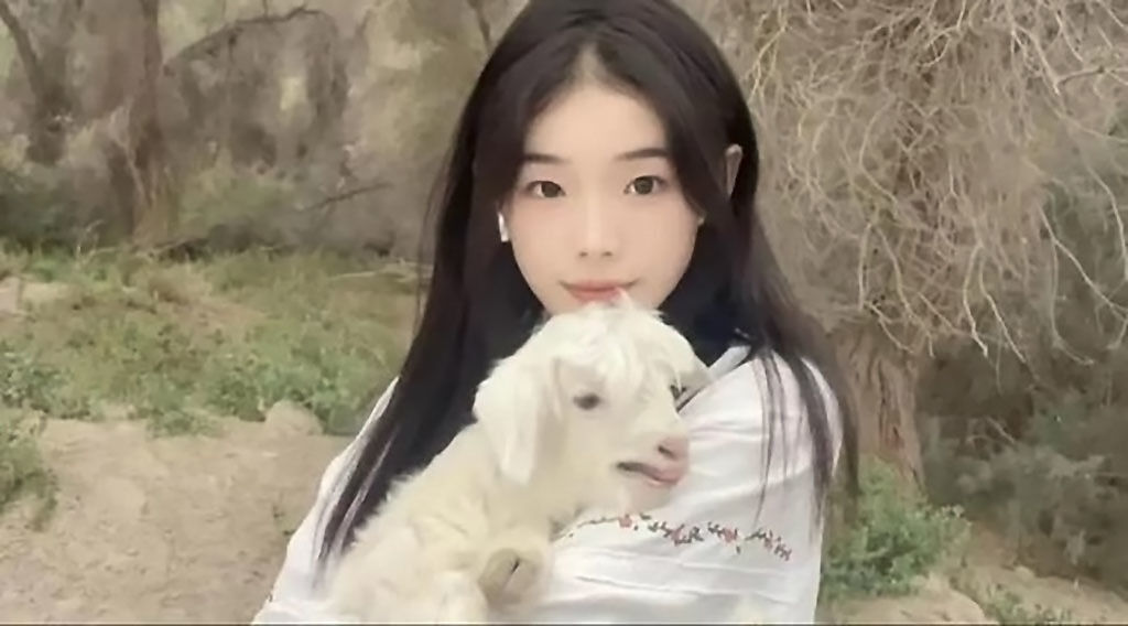 新疆一名21歲牧羊女孩長相清純，卻擁有犀利的刀法，能在8分鐘內宰殺一隻羊，與甜美外表形成極大反差。（圖／翻攝自微博）
