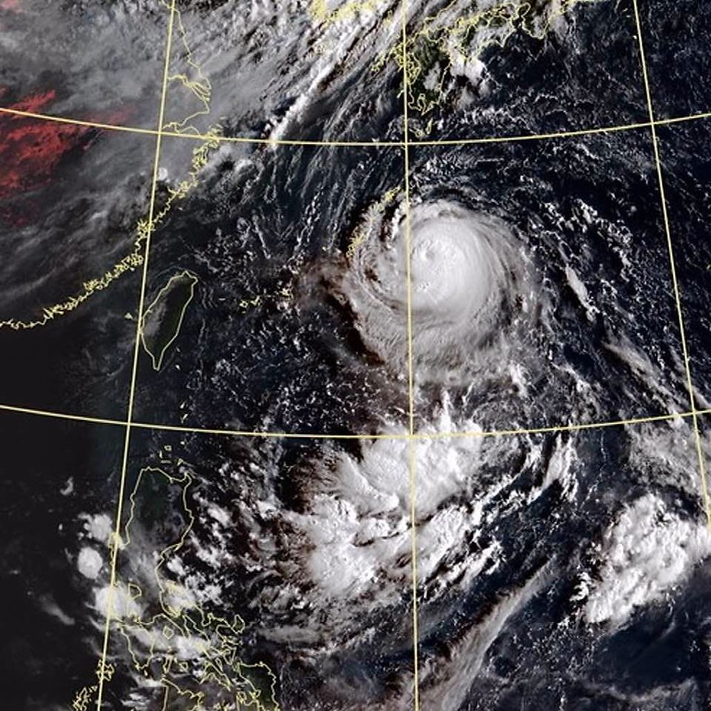 氣象局長鄭明典指出，「軒嵐諾」颱風環流正擴大中。(翻攝自鄭明典臉書)